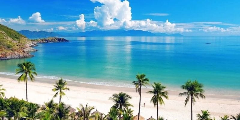 Bãi biển Nha Trang là địa điểm tham quan phải ghé khi đi du lịch